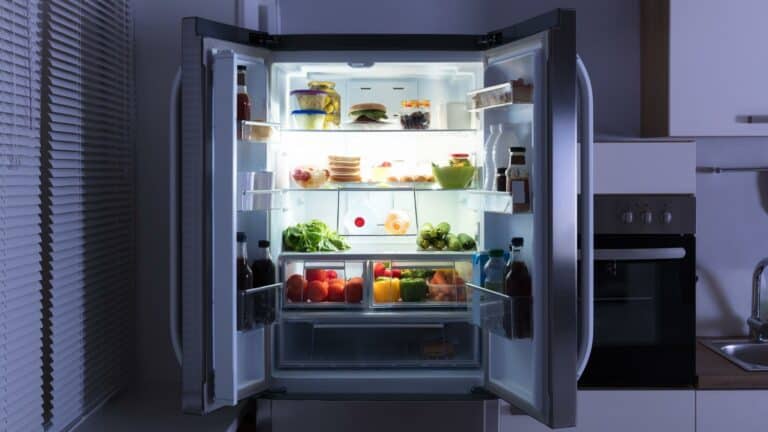 כמה זמן מותר להשאיר אוכל מבושל מחוץ למקרר