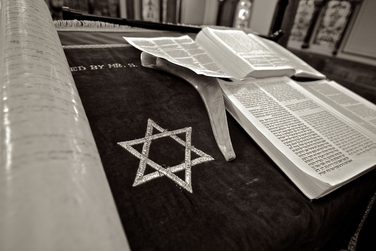 כמה זמן לפני כניסת השבת הולכים לבית הכנסת?