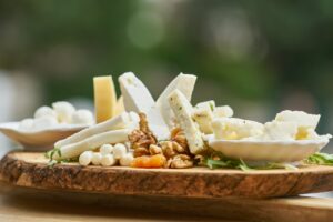 כמה גבינות קשות, כמו פרמזן, ניתן לאחסן בטמפרטורת החדר למשך מספר שבועות מבלי להתקלקל