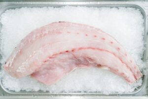 מבשלים דגים מופשרים בהקדם האפשרי לאיכות ובטיחות.