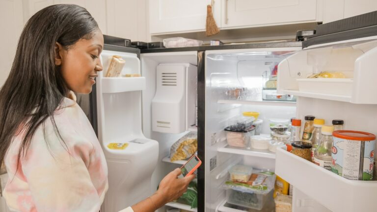 פתח את הטעמים הטריים ביותר: גלה את חיי המדף האידיאליים של המקרר לטחינה