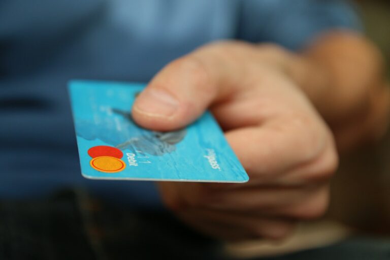 הפעל, החלק, חזור: פירוק תהליך כרטיס האשראי